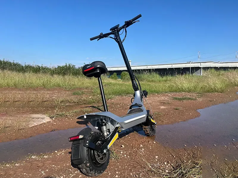 Foldable Dual-Motor Commuter E-Scooter: 2400W Peak, 80km Range, App Unlock, Aluminum Frame — Media 3